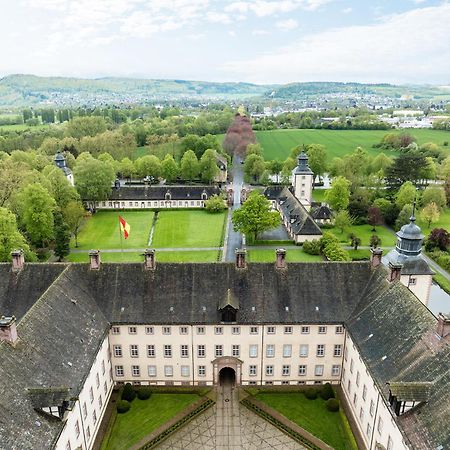 Luxus Wohnen Im Schloss Corvey Fuer 1-6 Gaeste Im Unesco Weltkulturerbe Hoexter Weserbergland Free W-Lan Parken Netflix Fuer Familien Paare Und Geschaeftsreisende Inkl Handtuecher Seife Nintendo Switch Uvm Höxter Exterior foto