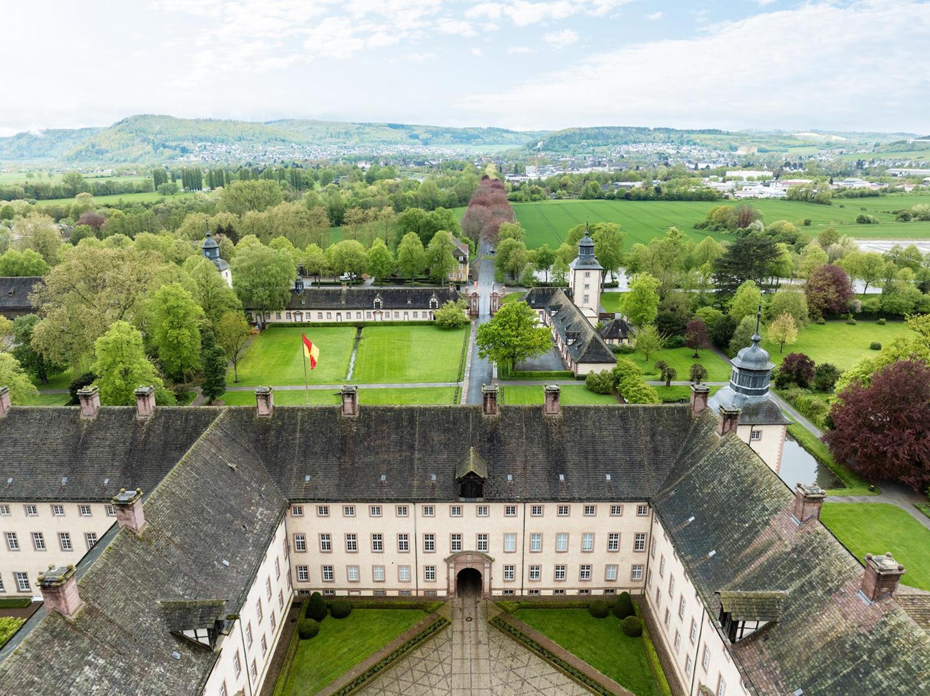 Luxus Wohnen Im Schloss Corvey Fuer 1-6 Gaeste Im Unesco Weltkulturerbe Hoexter Weserbergland Free W-Lan Parken Netflix Fuer Familien Paare Und Geschaeftsreisende Inkl Handtuecher Seife Nintendo Switch Uvm Höxter Exterior foto