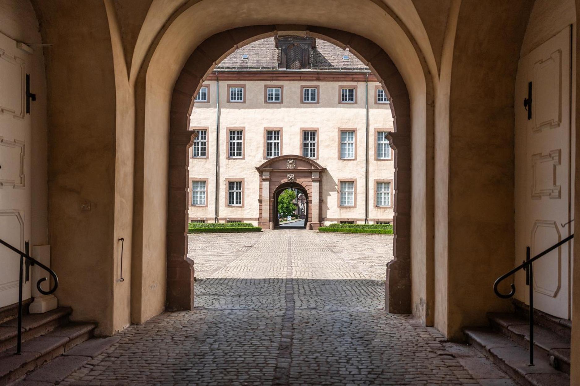 Luxus Wohnen Im Schloss Corvey Fuer 1-6 Gaeste Im Unesco Weltkulturerbe Hoexter Weserbergland Free W-Lan Parken Netflix Fuer Familien Paare Und Geschaeftsreisende Inkl Handtuecher Seife Nintendo Switch Uvm Höxter Exterior foto